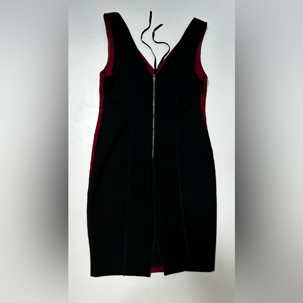 Tracy Reese contrast sleeveless v-neck sheath dress black and burgundy. Size 4.